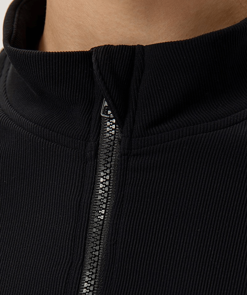 High-collar sports insulated women's jacket with fleece-lined zipper, close-up view showcasing non-slip zipper details.